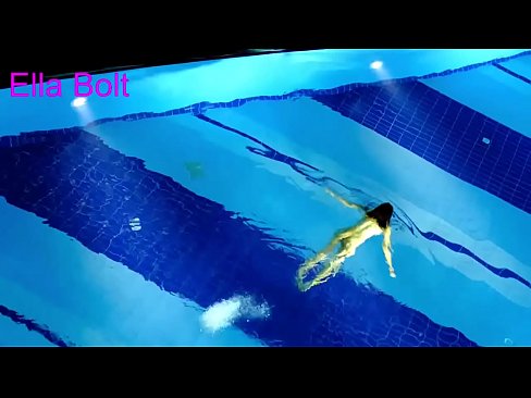❤️ Non podo deixar de mirar, unha moza loira que é sorprendida nadando espida na piscina do resort ELLA BOLT ️❌ Só porno na pornografía gl.porno-negrov.ru ❌